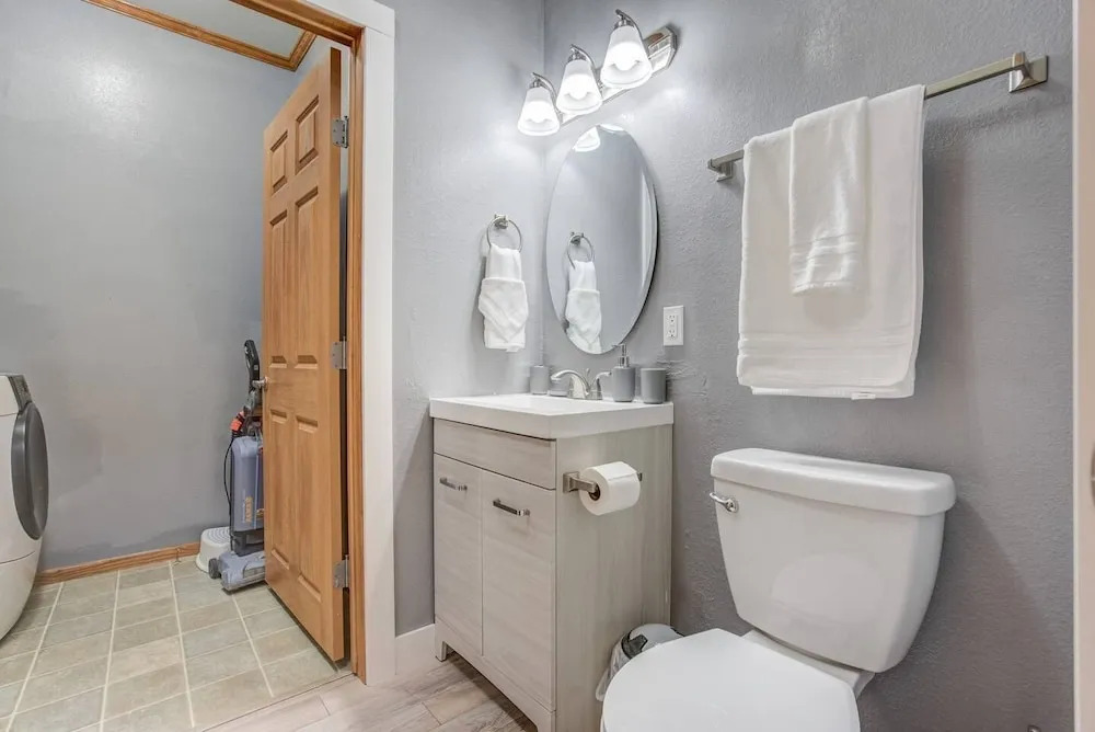 Pet-friendly 4 BR Family Stay Near Downtown