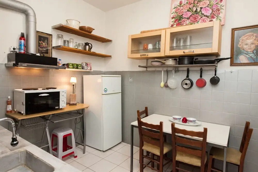 Charming 2 Bedroom apt next to Panormou