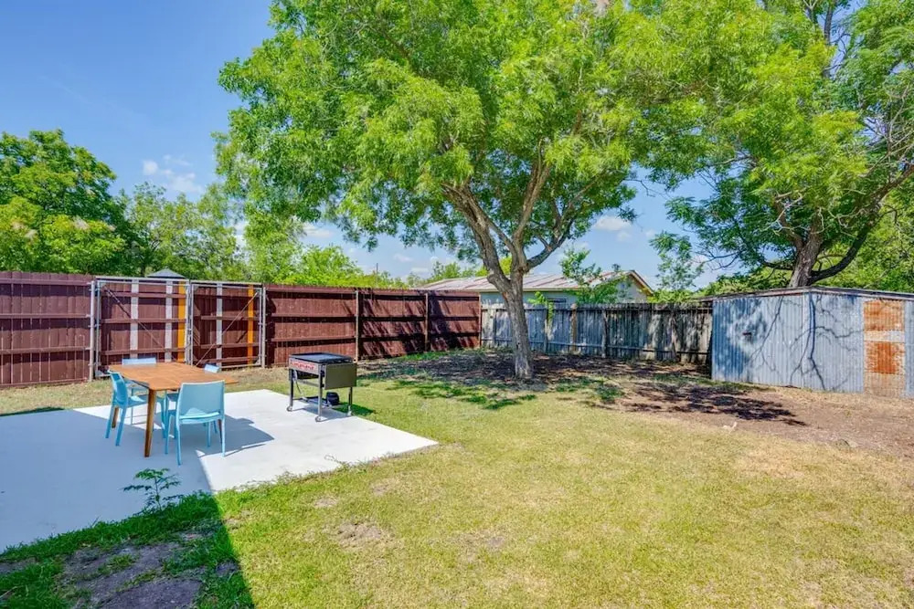 Modern 3 2 two Kings hot tub Fire pit 16min to Wine Trail Nearby Pickleball Courts Pools