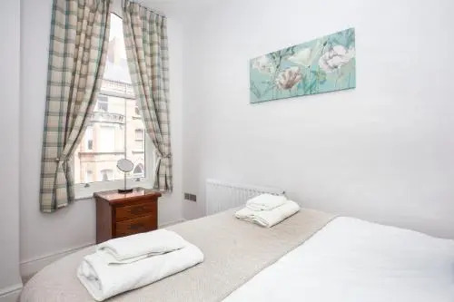Apartment 5 the Keyes- Bright & Spacious Apartment with Free Parking