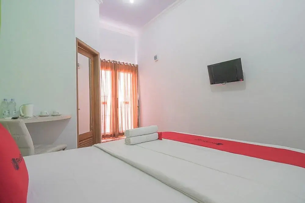 RedDoorz Plus near Alun Alun Kuningan