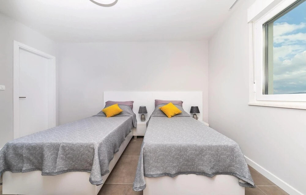 Five-Bedroom Holiday Home In Kastel Kambelovac