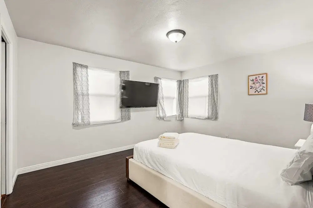 Spacious Retreat w Large Kitchen Outdoor Patio
