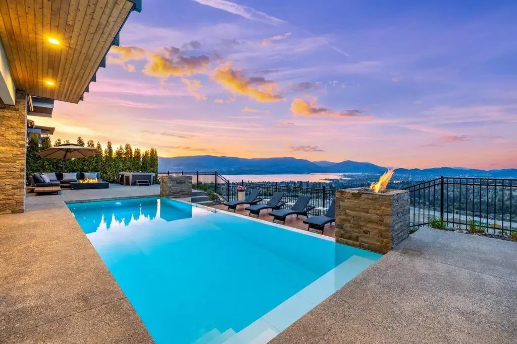 Newly Modern House w/ urban landscape of Kelowna!！