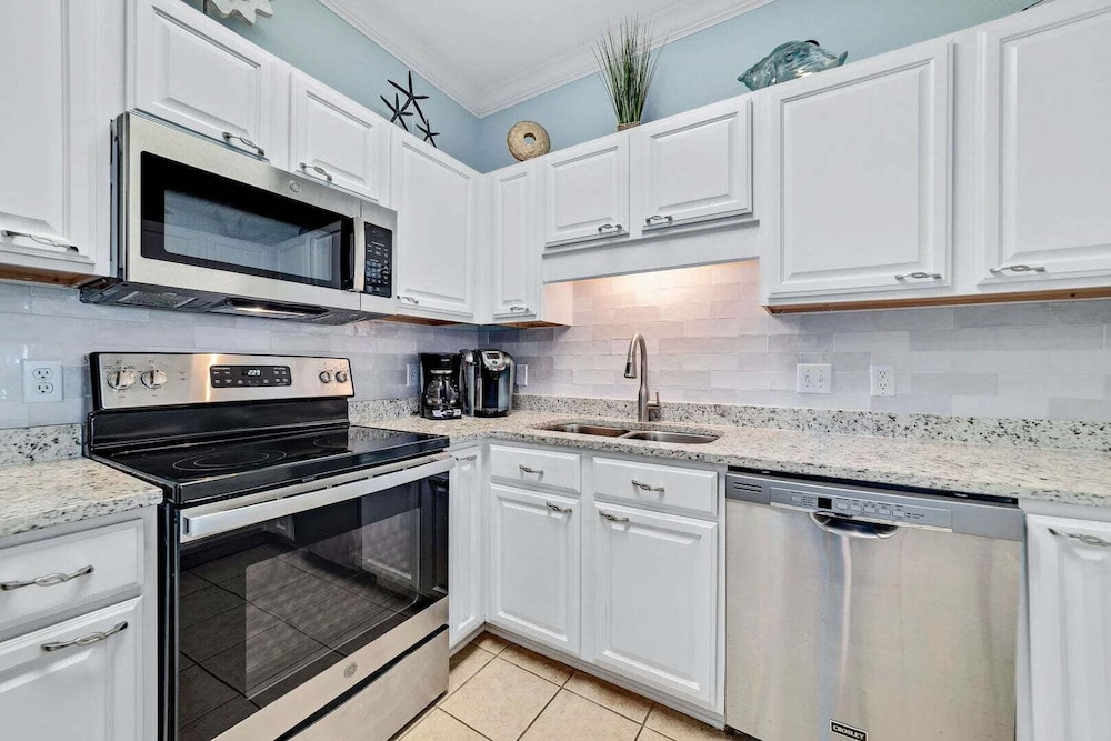 Phoenix East 009 - Ground-floor Gulf-front Condo - Sleeps 8 - Orange Beach, AL