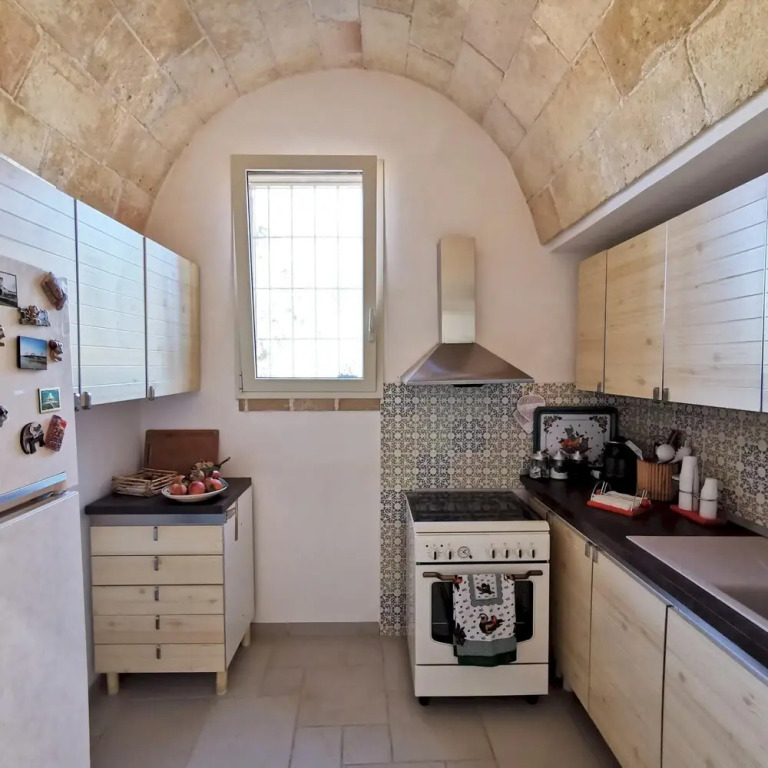Antico trullo ristrutturato con piscina e giardino