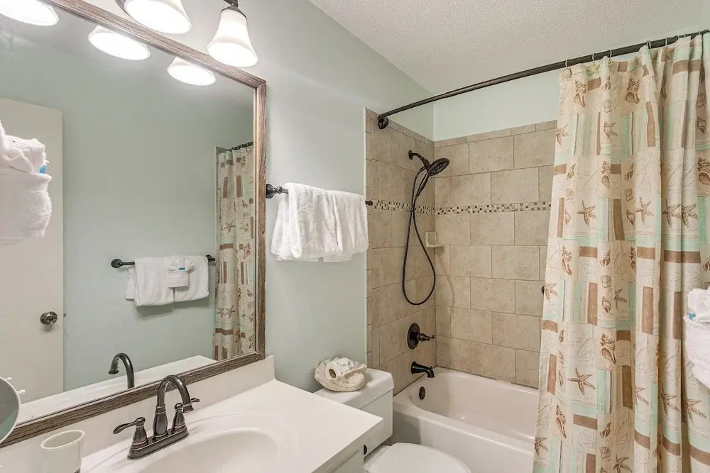 Convenient St Simons Island Home - 3 Mi to Beach!