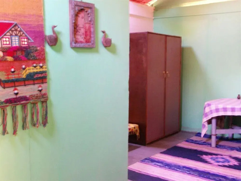 Mamoos Place