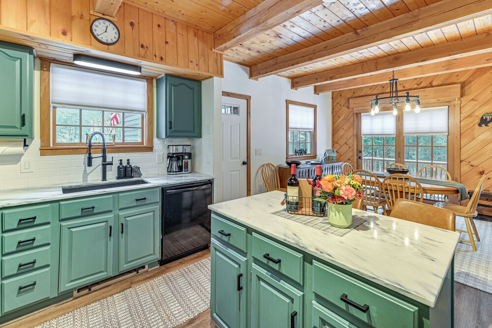 8 Mi to Mt Snow: 'cozy Bear Cabin' w/ Hot Tub!