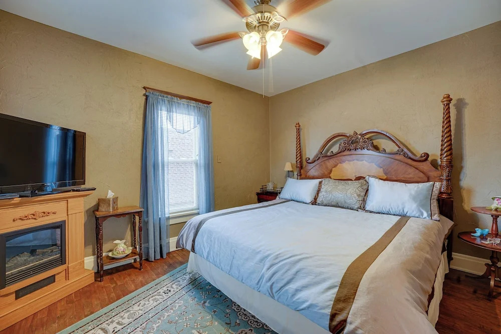 Dtwn Victorian Home - 1 Mi to Lake Michigan Beach!
