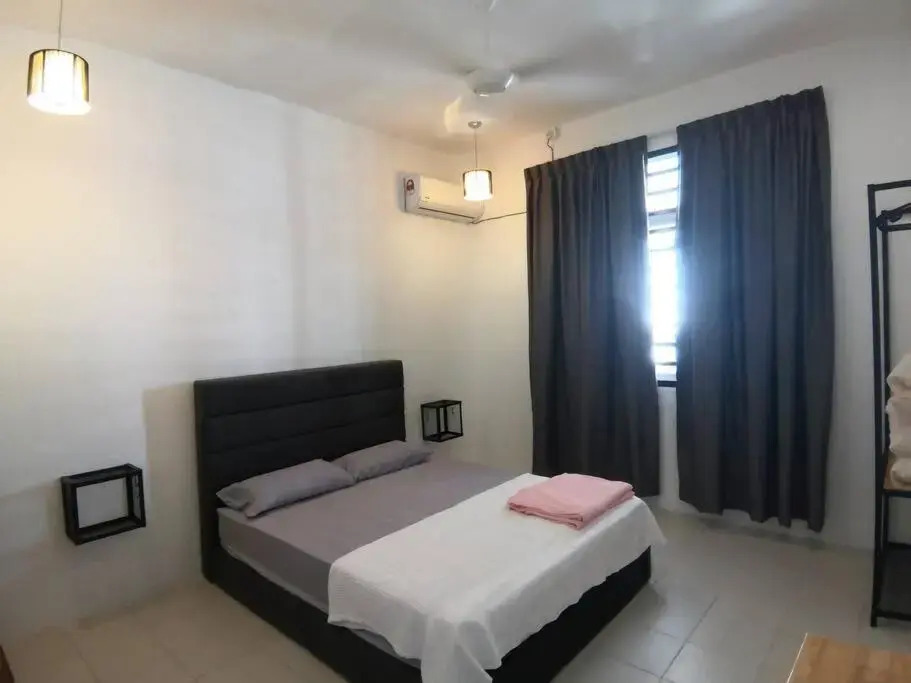 MODERN , SPACIOUS GAMBANG UMP 18 Guest House
