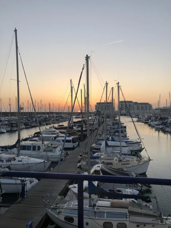 Brighton Water Cabin With Free Parking