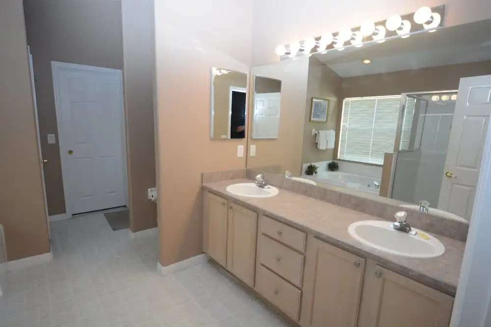 277476 Spa Pool Home With 2-master Suites & Games!
