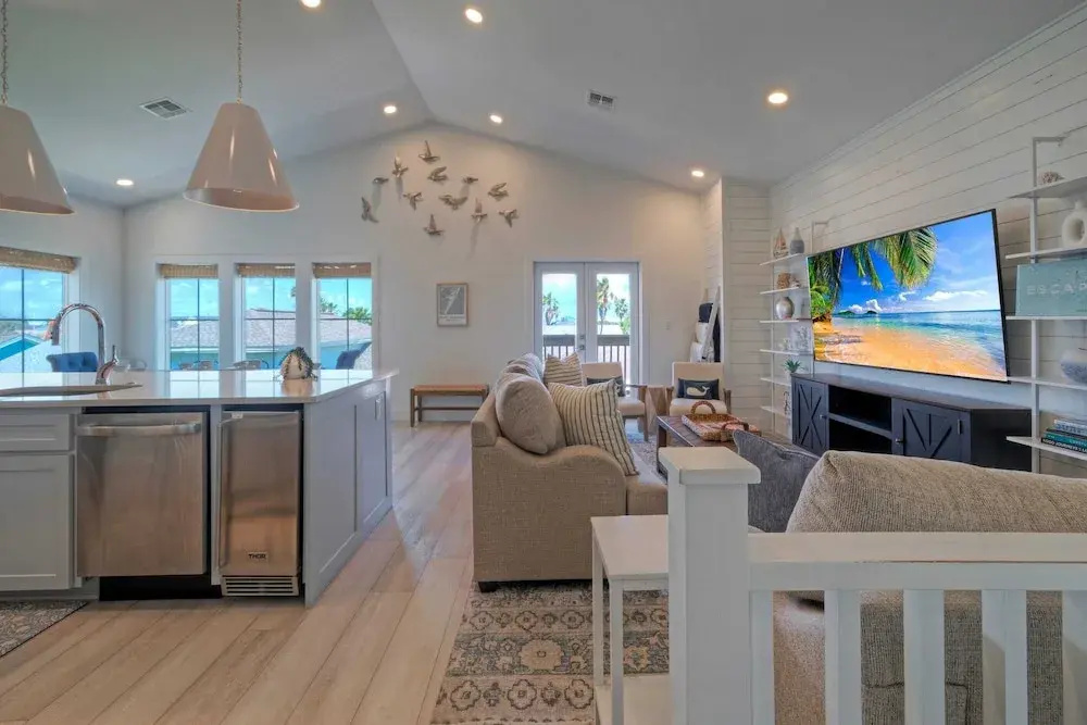 Luxury 4bdr Beach Retreat w/ Private Pool Walk to Dining + Shops Shore Thang