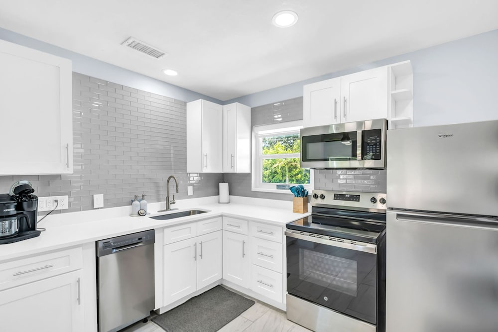 Heated Pool Hot tub Close to Beach Pet Friendly