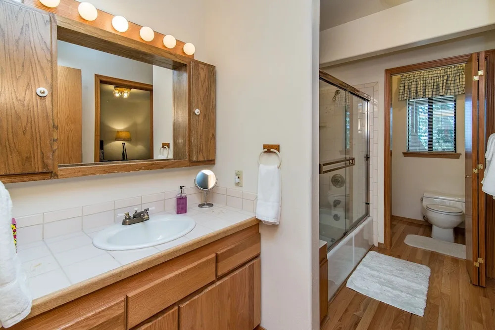 Roomy 5br W/ Hot Tub, Lake View & Beach Access 5 Bedroom Home