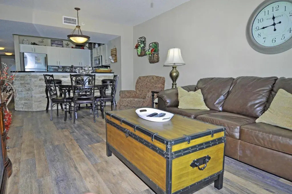 Oceanfront Well Maintained, Walk to Boardwalk, Beach Bars, 902