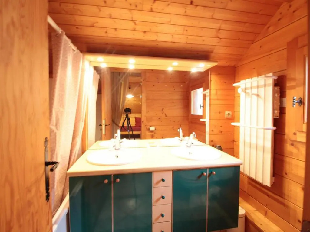 Chalet équipé avec poêle et garage, proche centre et remontées mécaniques - FR-1-572-107
