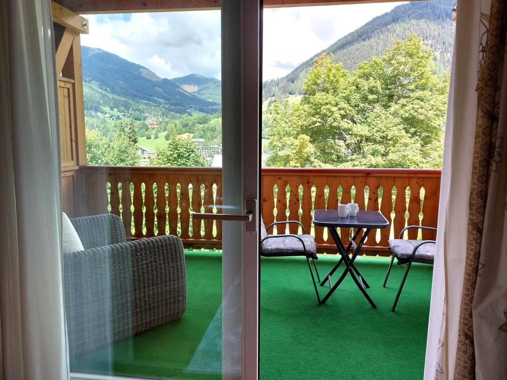ALPENFLAIR - charming ski-to-door apartment