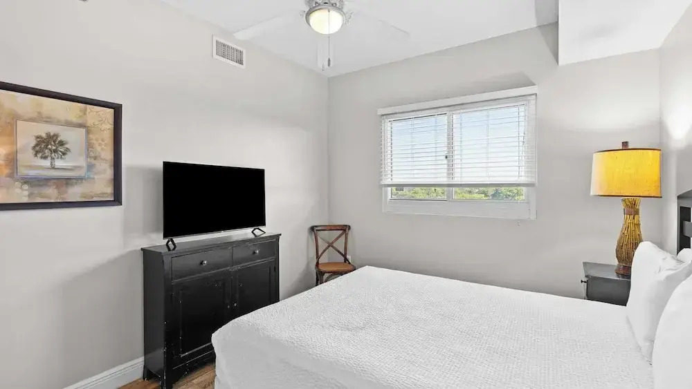 2 Beachfront Condos BBQ Balconies, Resort Pool, Hot Tub + Direct Beach Access