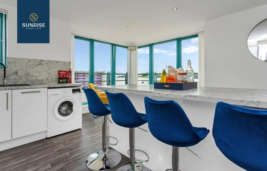 THE PENTHOUSE, Stunning Views, Foosball Table, Central Location, 3 Rooms, Sleeps 6, Ideal for Families, Tourists, Business Travellers