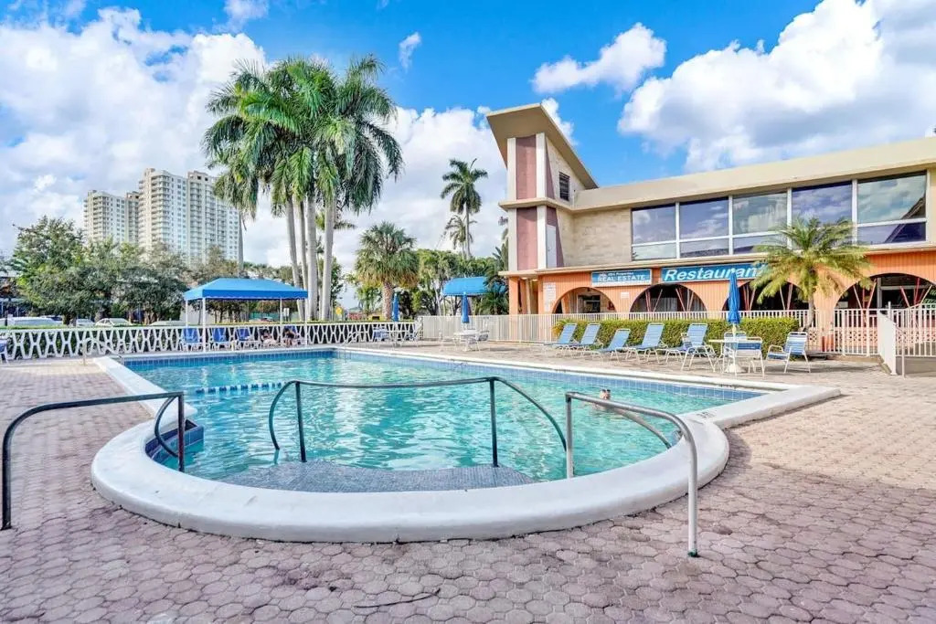 1BR1BATH GORGEOUS HALLANDALE BEACH with POOL and FREE PARKING