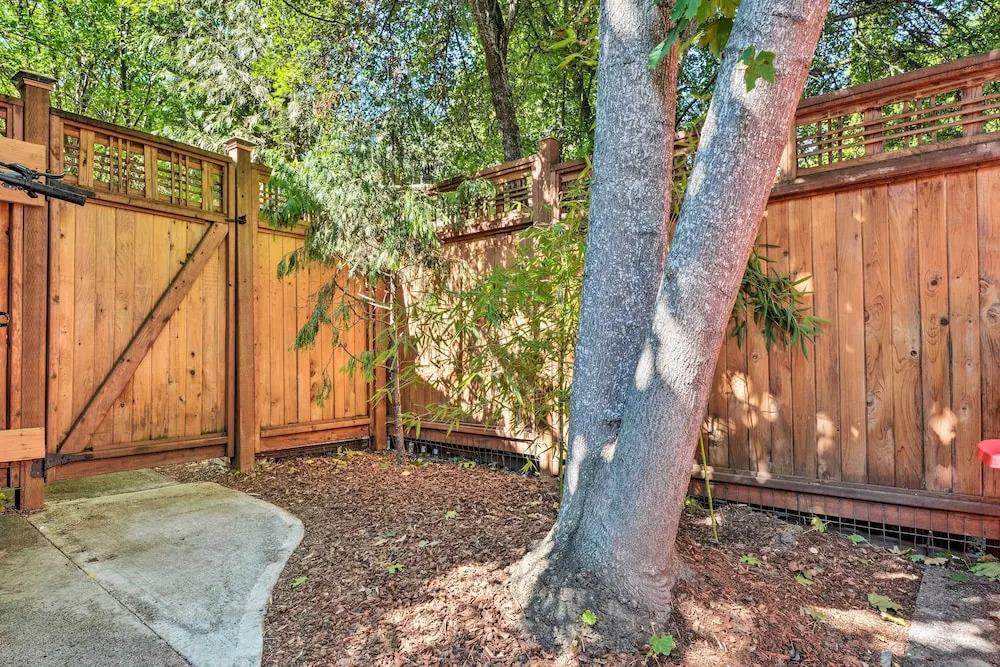 Warm & Inviting Ashland Cottage < Half-mile to SOU