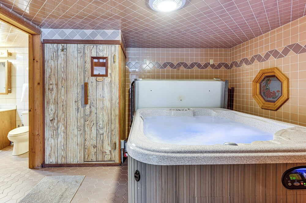 Hot Tub + Game Room: Morgan Family Getaway