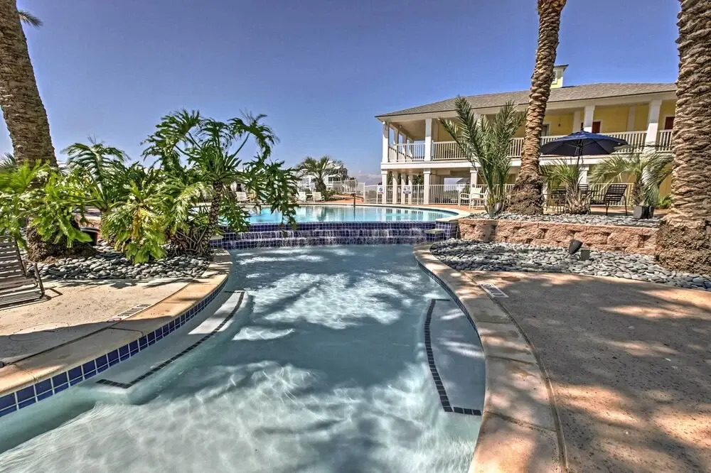 Pointe West Family Retreat: Balcony & Ocean Views!