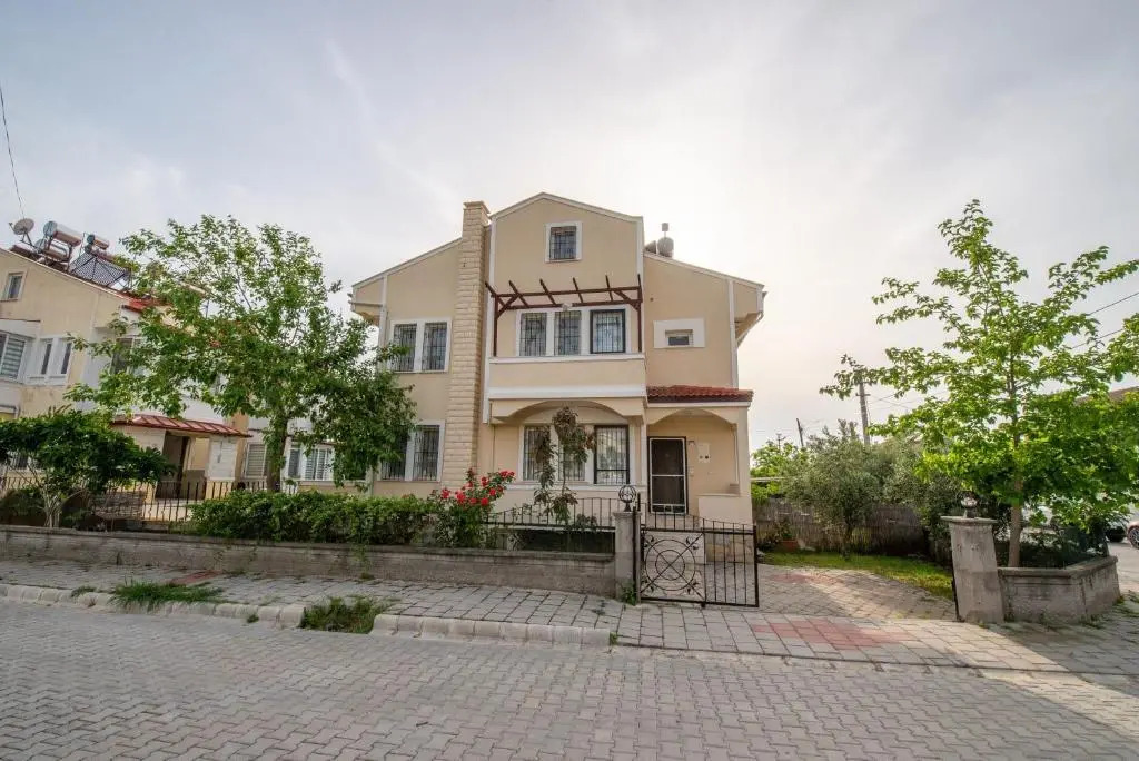 Sahile Yakın Havuzlu Villa 6+2 kişilik