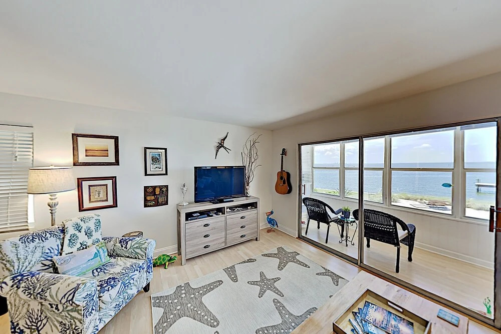 The Pelican & Dolphin: Bayfront W/ Dock 3 Bedroom Home