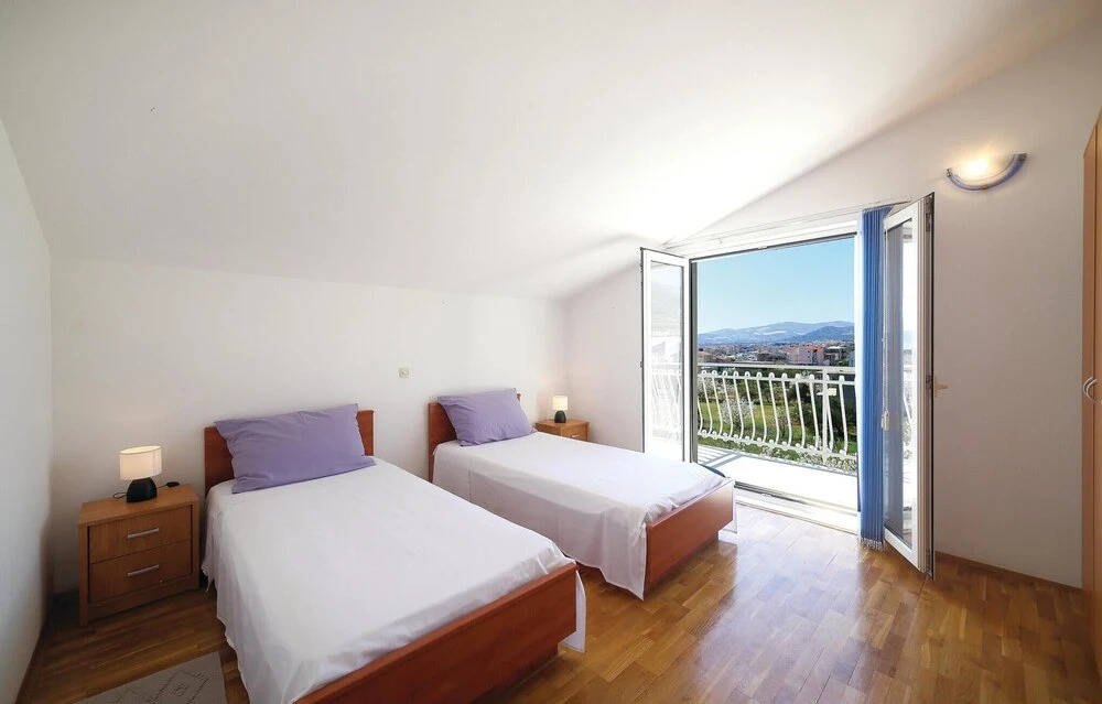 Nice Home in Kastel Luksic With Wifi and 3 Bedrooms