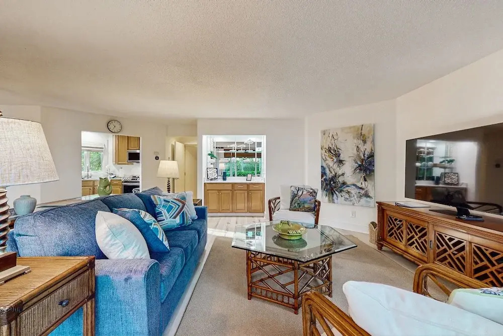 Ground Floor Condo With Private Patio, Full Kitchen, Beach Access and Pool