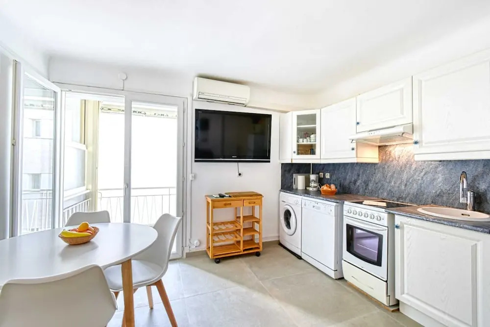 Sunny Apartment With Magnificent View of Plage du Midi Beach