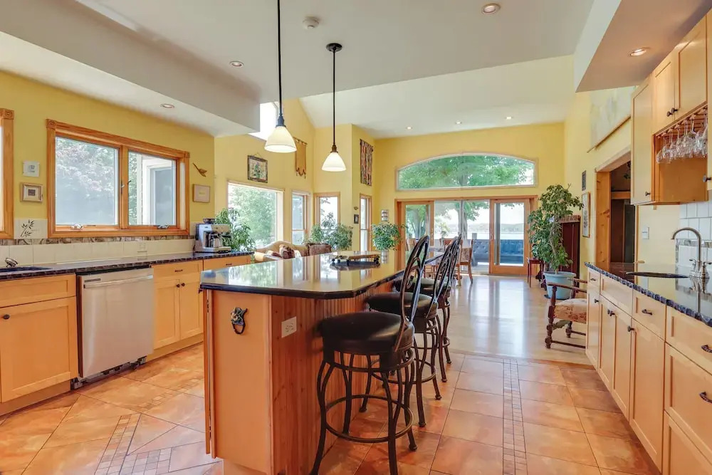 'lockes Glen' - Lakefront Geneva Getaway w/ Dock!