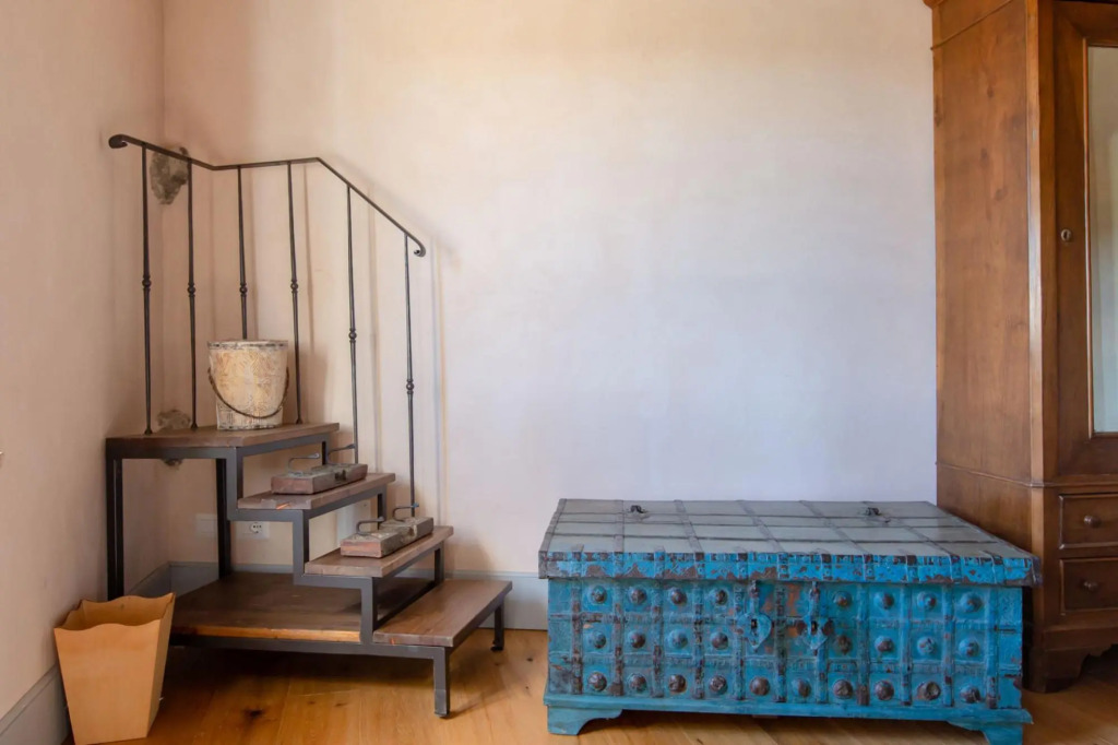 From the moment you enter the gates of the majestic driveway to the villa until you arrive at this b-La Colonica
