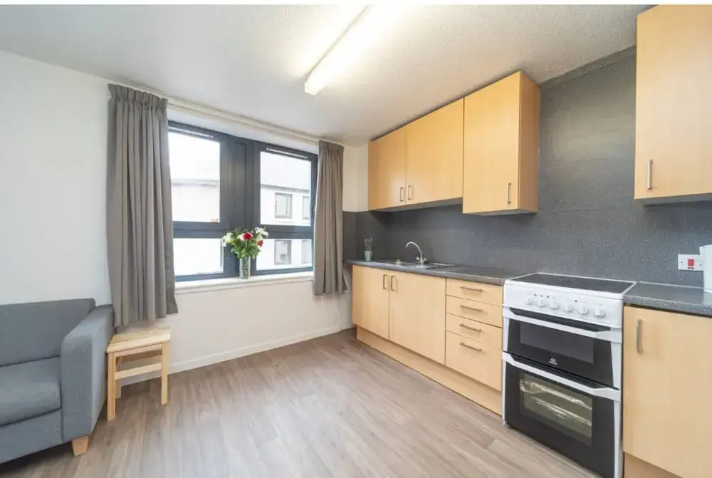 JOIVY Affordable 3,4,5 and 12 bed private flats next to Royal Mile