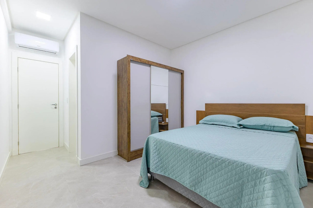 Apartamento em Condomínio com Piscina Pertinho do Mar