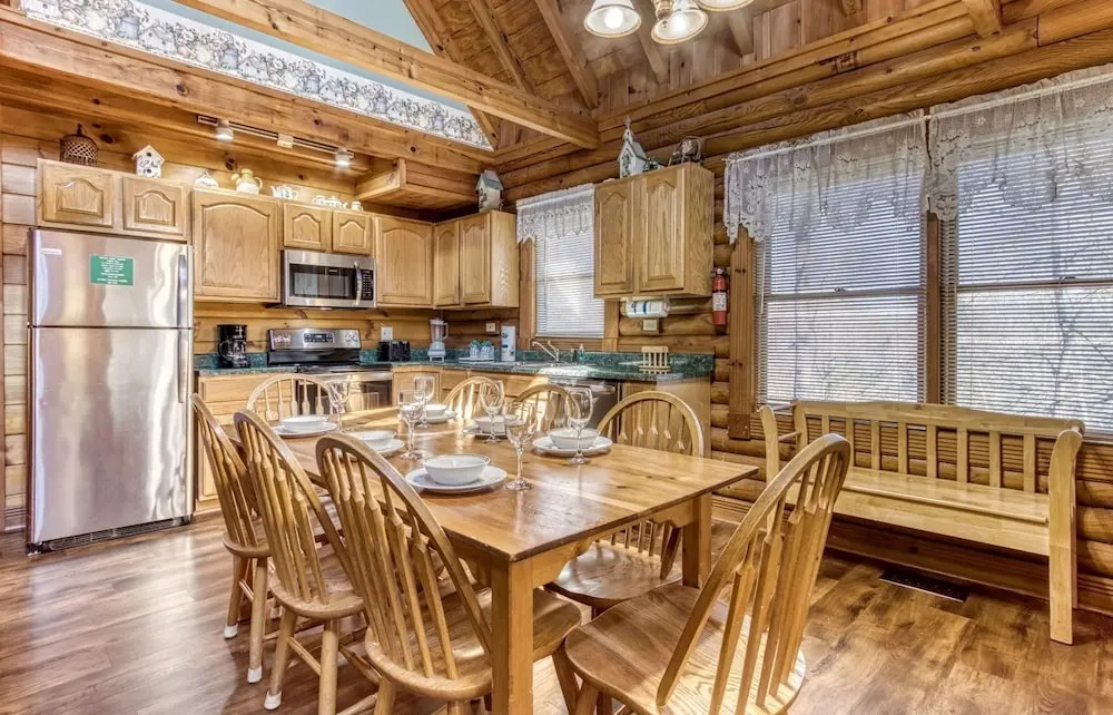 ER92 - Virginias Villa - Great location! Close to all the action! cabin