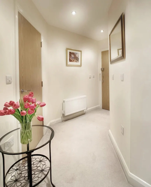Trinity Court - Central Windsor modern 1 bed flat, with gated parking.