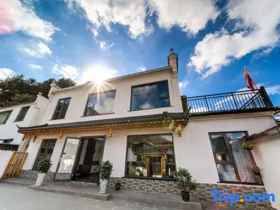 Jiuhuashan Jiushe Zizai Courtyard Homestay (On the Jiuhua Mountain Roushen Baodian)