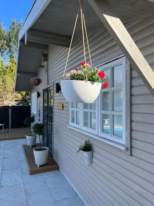Unique One Bedroom Guest House with Free Parking