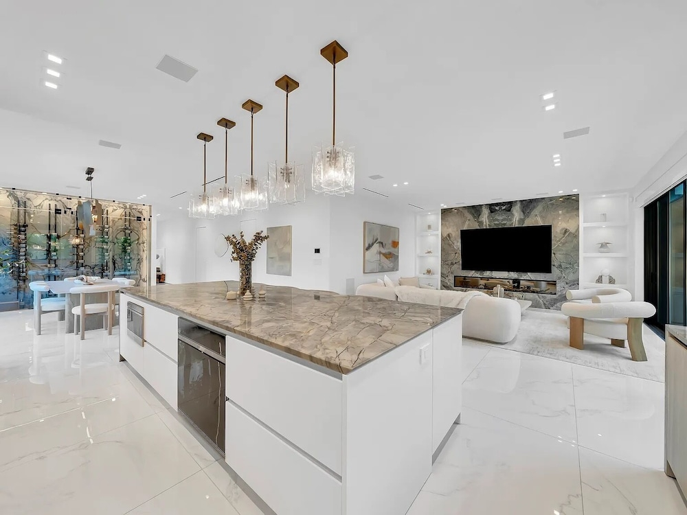 Luxury Pool Home - Downtown Brickell