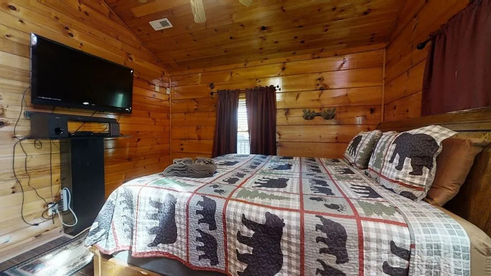 Valley Hi Mountain Cabin With Hot Tub and Gas Fireplace by Redawning