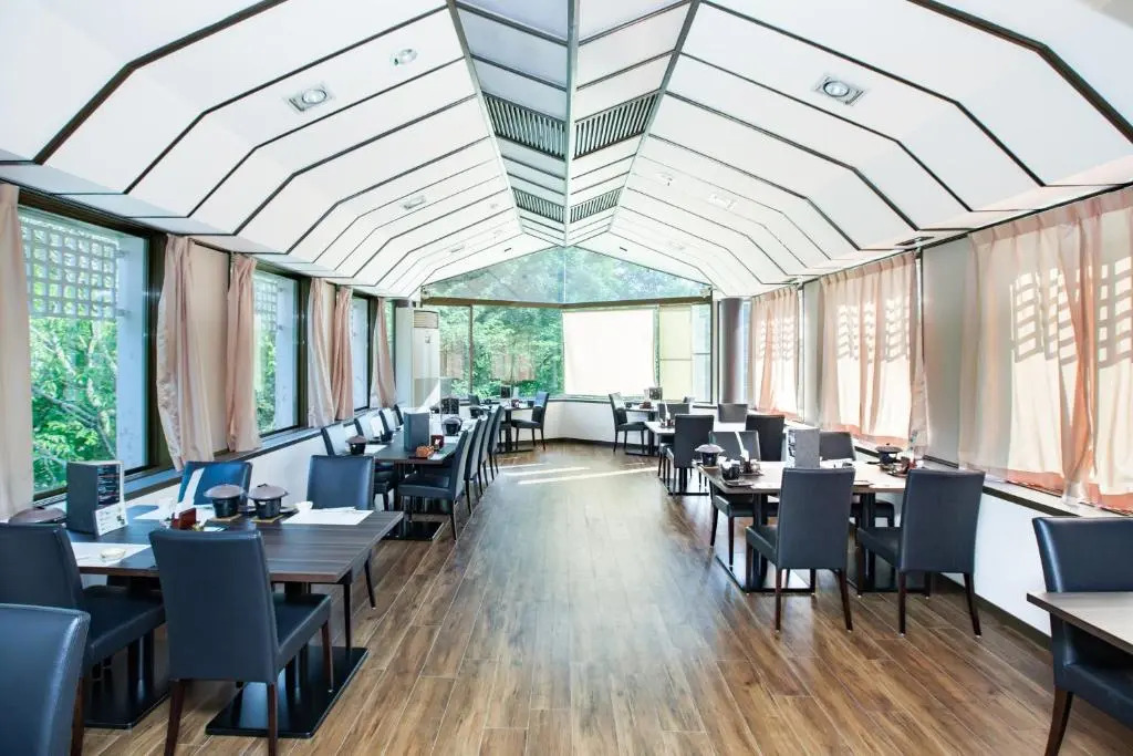 Izu Ippeki lake lakeside terrace