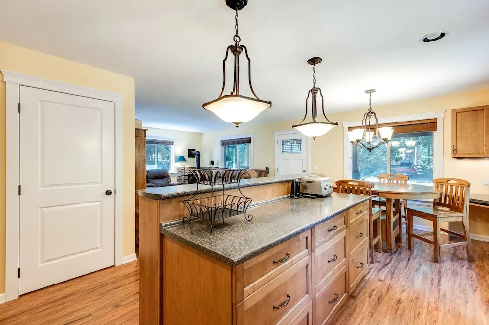 22MBR - Hot Tub - Wi-Fi - BBQ - Pets OK - Sleeps 8