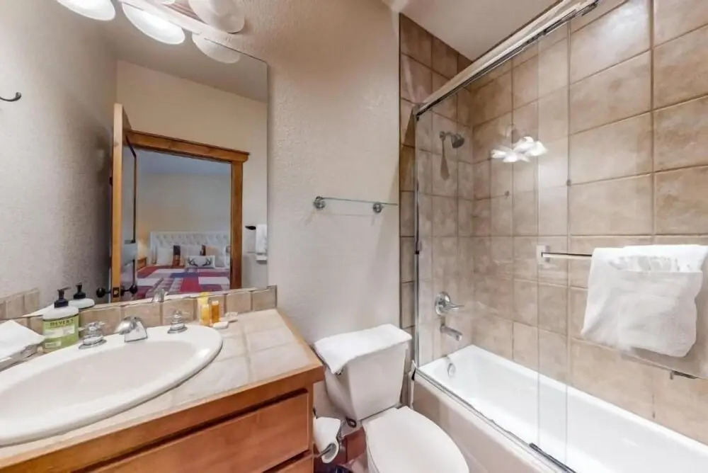 Ski-in/ski-out 3 Bedroom Townhome at Snowflake Lift With Private Hot Tub