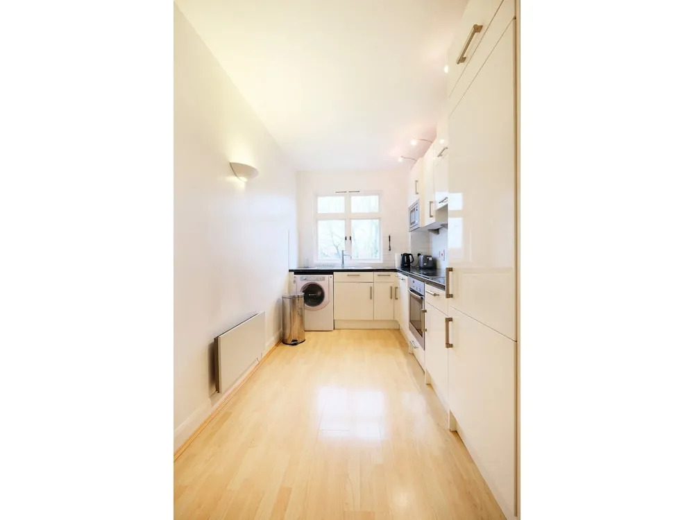 Clean, Secure 2BR Flat for 4 in East London