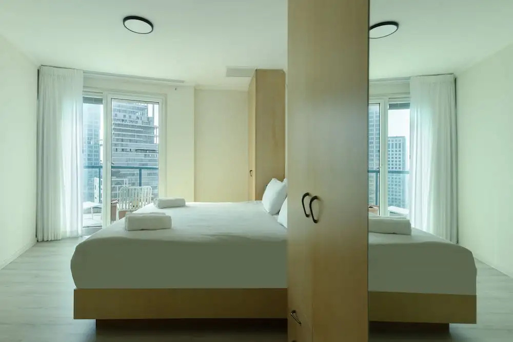 Awesome 2BR apt Balcony & pool access
