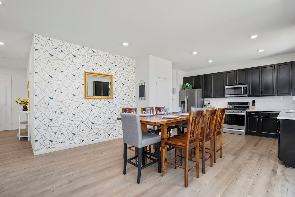 Pelican Landing Modern 3BD in Lakes at Centerra